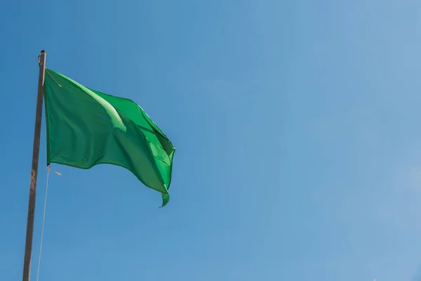 Ondeante Bandera Verde Que Indica Calma Del Mar —  Fotos de Stock