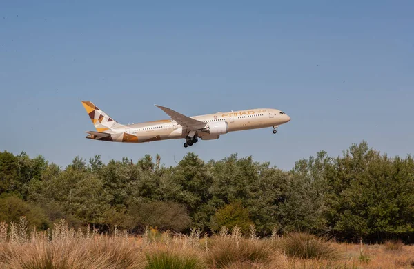 Madrid Espanha Julho 2019 Avião Comercial Etihad Decolando Aeroporto Adolfo — Fotografia de Stock