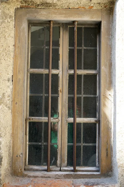 一张老式木制窗户的垂直照片 — 图库照片