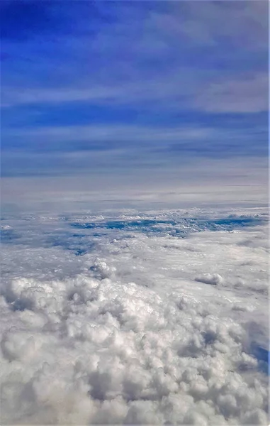 Uma Bela Paisagem Terra Nuvens Brancas Vistas Cima — Fotografia de Stock