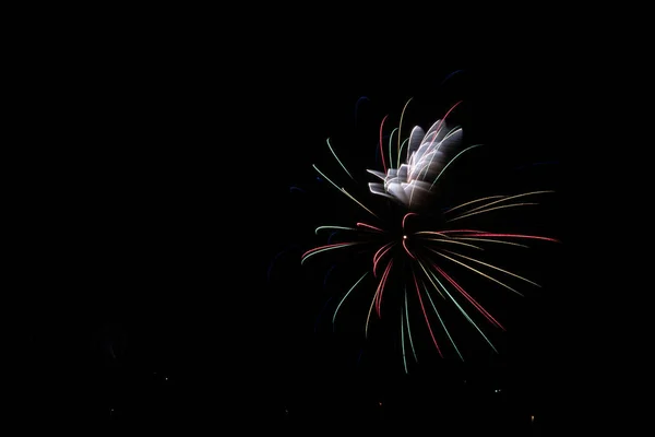Eine Schöne Aufnahme Von Explodierenden Rot Grünen Feuerwerk Auf Einem — Stockfoto