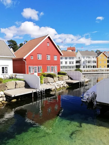 ノルウェーのゲイビング村から海の近くの家の垂直ショット — ストック写真