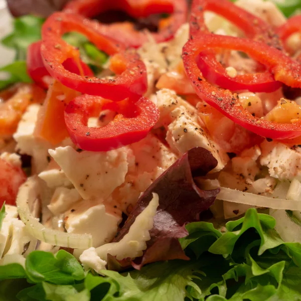 Salade Agriculteurs Méditerranéens Avec Feuilles Salade Verte Poivron Rouge Fromage — Photo