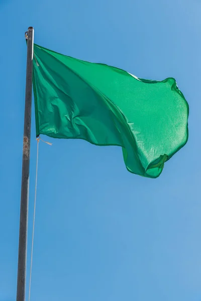 Ondeante Bandera Verde Que Indica Calma Del Mar —  Fotos de Stock