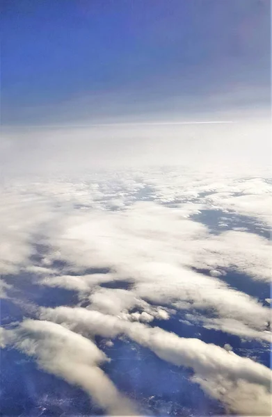Uma Bela Paisagem Terra Nuvens Brancas Vistas Cima — Fotografia de Stock