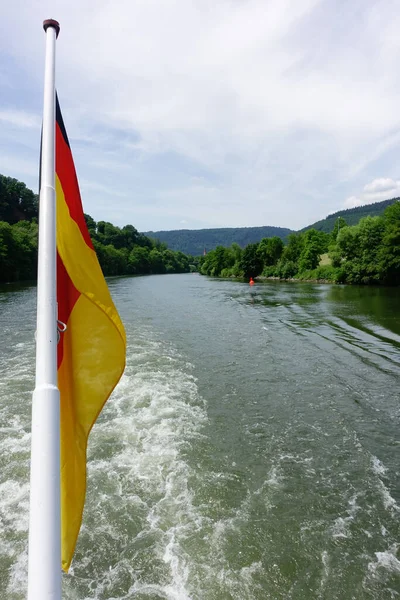 Coup Vertical Drapeau Allemagne Sur Poteau Dans Bateau Mouvement — Photo