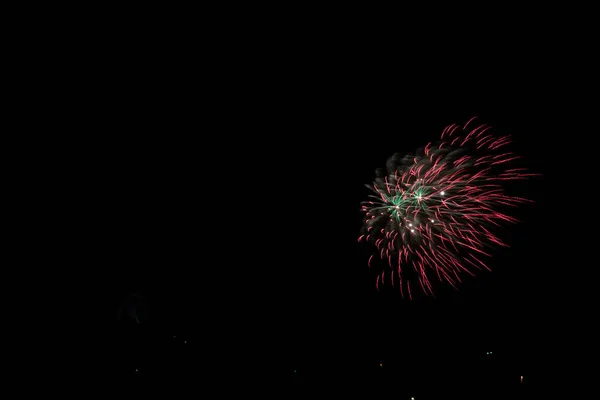 Belo Tiro Fogos Artifício Verde Vermelho Explodindo Fundo Céu Noite — Fotografia de Stock