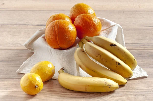 Een Close Shot Bananen Citroenen Sinaasappels Een Handdoek Houten Tafel — Stockfoto