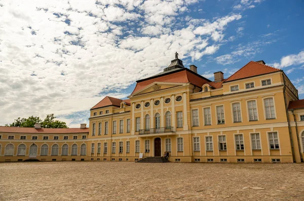 Rogalin Polen August 2020 Fassade Des Palastgebäudes Mit Vielen Fenstern — Stockfoto