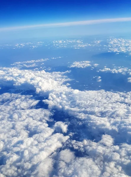 Uma Bela Paisagem Terra Nuvens Brancas Fofas Vistas Avião — Fotografia de Stock