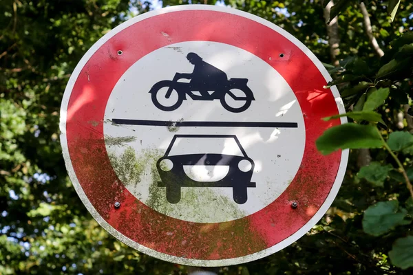 Een Oud Beschadigd Verkeersbord Gevangen Duitsland — Stockfoto