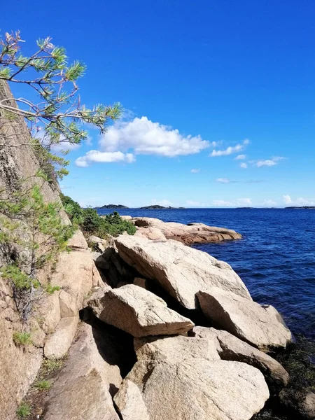 ノルウェーのゲイビング村から撮影された海の垂直ショット大きな岩と — ストック写真