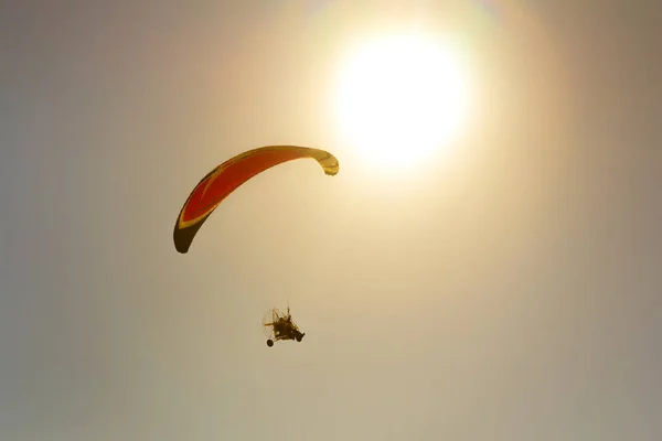 Een Persoon Parasailing Lucht Onder Felle Stralende Zon — Stockfoto