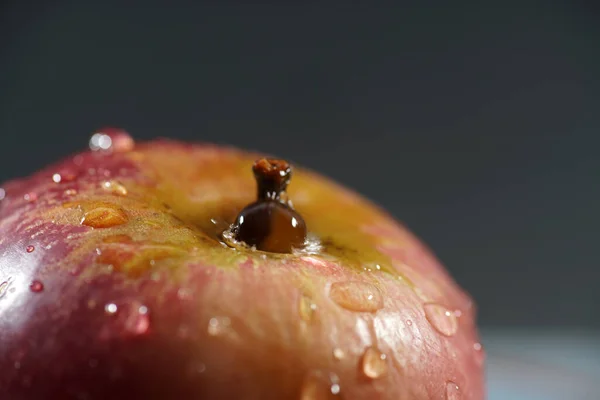 Bir Elmanın Üzerindeki Damlacıklarının Yakın Plan Çekimi — Stok fotoğraf