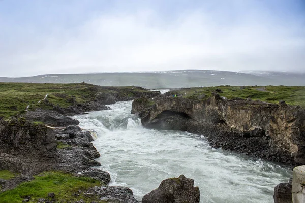 Ein Fluss Mit Felsen Auf Beiden Seiten Der Natur — Stockfoto