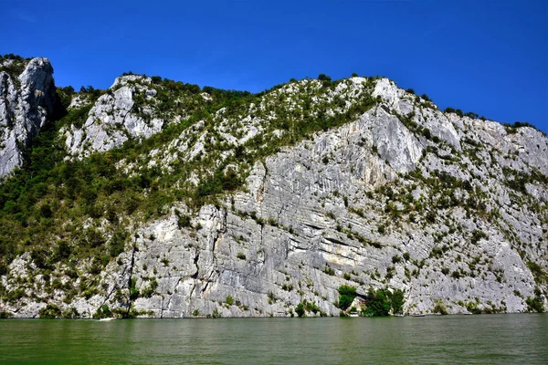 Panoramatický Záběr Bílou Skalnatou Horu Velkých Kotlů Dunaji Jasném Pozadí — Stock fotografie