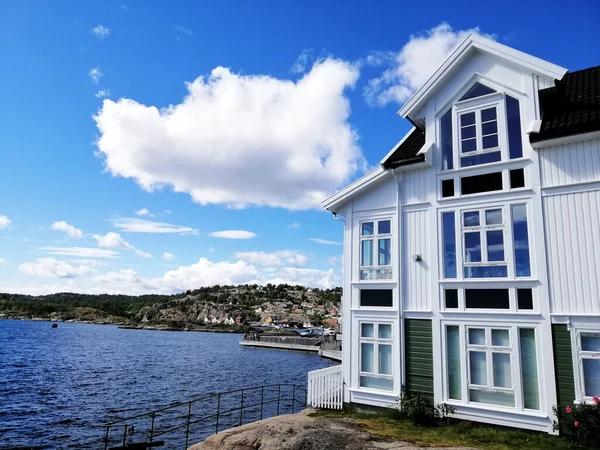 Piękne Ujęcie Domu Nad Morzem Miejscowości Gjeving Norwegia — Zdjęcie stockowe