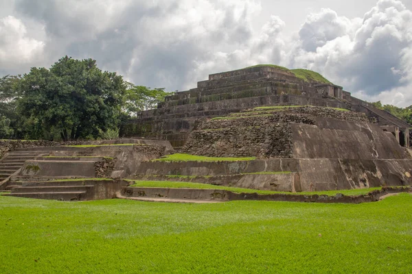 Pyramida Archeologickém Nalezišti Tazumal Maya Pod Zataženou Oblohou Salvadoru — Stock fotografie