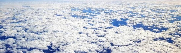 飛行機から見た大地と白い雲の美しい景色 — ストック写真