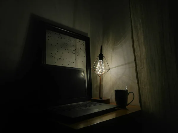 Уютное Рабочее Место Ноутбуком Настольной Лампой Чашкой Чая Ночью — стоковое фото