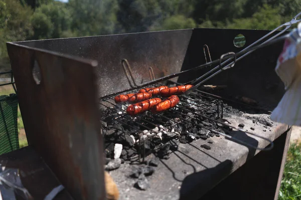 Eine Nahaufnahme Von Würstchen Die Auf Einem Kohlenbecken Gegrillt Werden — Stockfoto