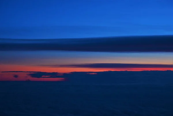 Uma Vista Deslumbrante Belas Nuvens Brancas Vistas Cima Pôr Sol — Fotografia de Stock