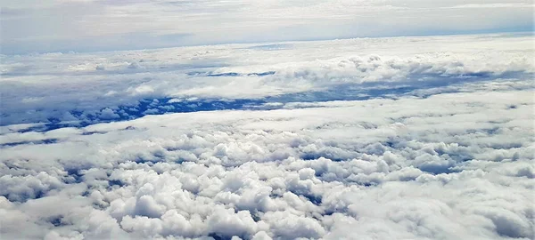 Hermoso Paisaje Tierra Nubes Blancas Vistas Desde Plano — Foto de Stock