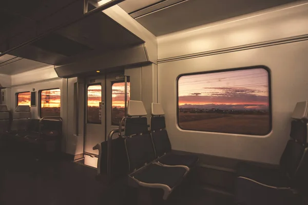 从火车窗口看到的地平线上美丽的日落 — 图库照片