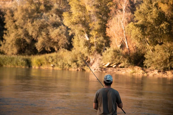 Macho Pescando Río Con Una Caña Atardecer — Foto de Stock