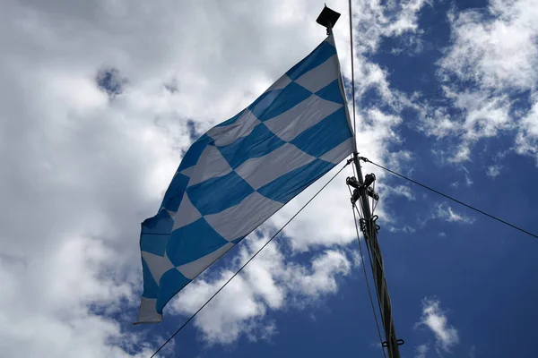 Tiro Ángulo Bajo Una Bandera Bávara Parte Superior Del Edificio — Foto de Stock