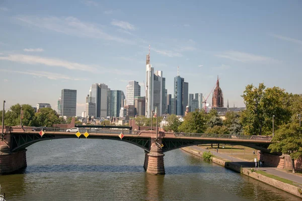 Hermoso Plano Los Edificios Frankfurt Visible Desde Canal —  Fotos de Stock
