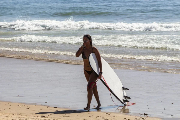 Uma Foto Close Uma Bela Jovem Com Uma Prancha Surf — Fotografia de Stock