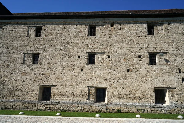 Vecchio Edificio Abbandonato Durante Giorno — Foto Stock