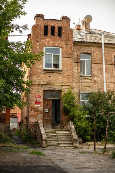 Vue Verticale Façade Vieux Bâtiment Brique Entouré Arbres — Photo