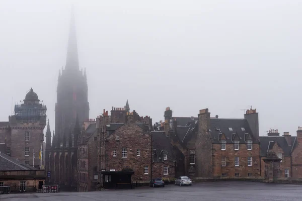 Krásný Záběr Staré Město Edinburghu Mlhavého Rána Edinburgh Scotland — Stock fotografie