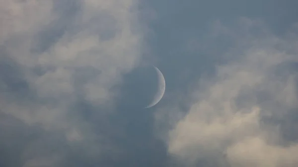 Uma Lua Crescente Contra Céu Nublado Brilhante — Fotografia de Stock