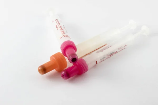 Drei Labor Bluttests Auf Weißem Hintergrund — Stockfoto