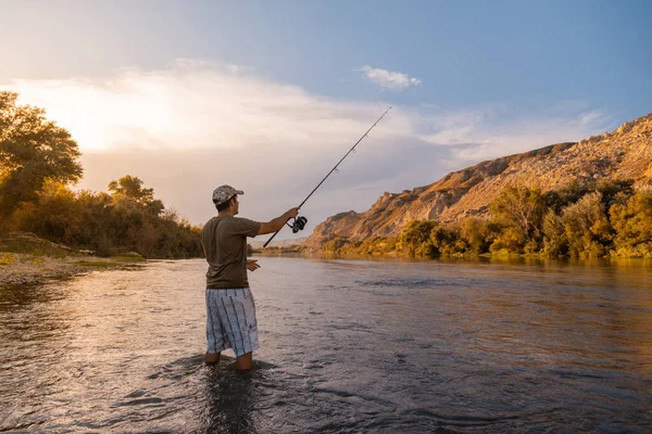 Gün Batımında Bir Erkek Oltayla Nehirde Balık Tutuyor — Stok fotoğraf