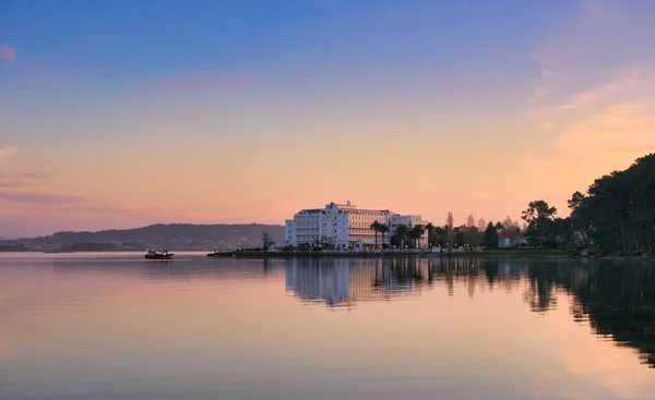 美しい夕日の間に海岸沿いの白いホテルのクローズアップショット — ストック写真