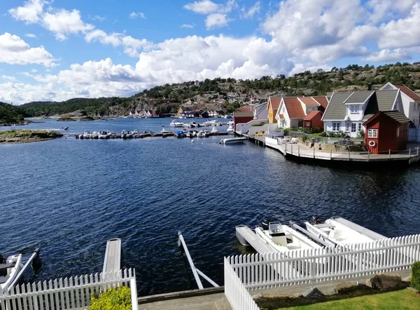 Piękne Ujęcie Domów Nad Morzem Miejscowości Gjeving Norwegia — Zdjęcie stockowe