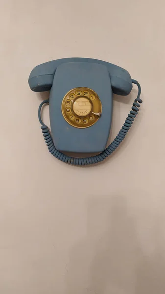 Plan Vertical Une Relique Téléphone Bleu Antique Isolée Sur Fond — Photo