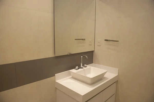 浴室的内部 镜子下面有一个白色的水槽 — 图库照片