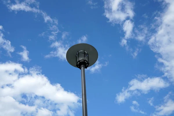 青い空の下の長い金属製の街路灯 — ストック写真