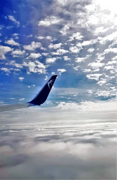 飞机机翼在白色蓬松的云彩中飞翔的美丽风景 — 图库照片