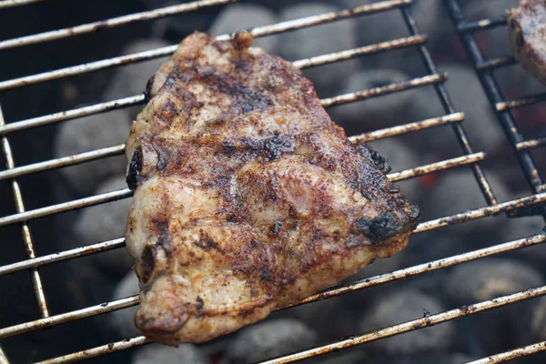 Tiro Perto Churrasco Porco Uma Grelha — Fotografia de Stock