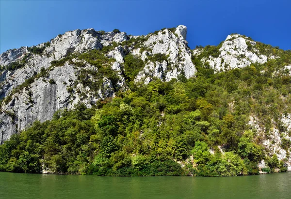 Panoramatický Záběr Bílou Skalnatou Horu Velkých Kotlů Dunaji Jasném Pozadí — Stock fotografie