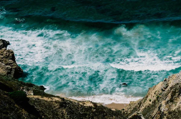 Tiro Alto Ângulo Costa Rochosa Água Mar Com Espuma Ondas — Fotografia de Stock