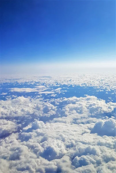 Красиві Пейзажі Землі Білі Хмари Видно Площини Під Яскравим Небом — стокове фото
