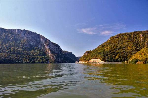 Eine Panoramische Aufnahme Der Berglandschaft Der Donaukessel — Stockfoto