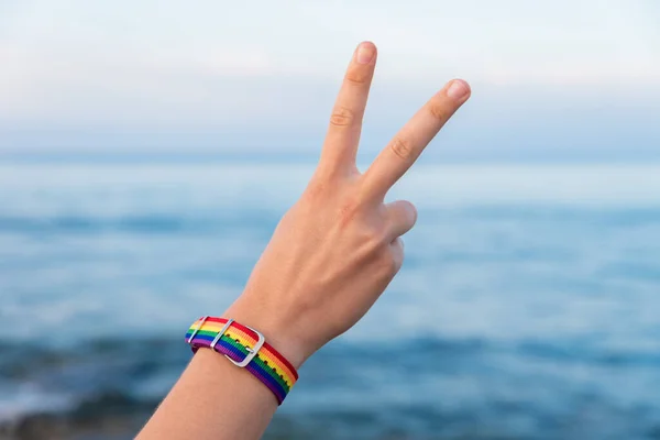 Main Une Personne Dans Bracelet Coloré Gestualisant Signe — Photo